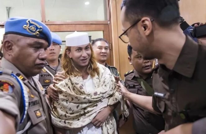 Arsip foto - Polisi menggiring Bahar bin Smith saat menghadiri persidangan di Pengadilan Negeri Bandung, Jawa Barat/ANTARA FOTO