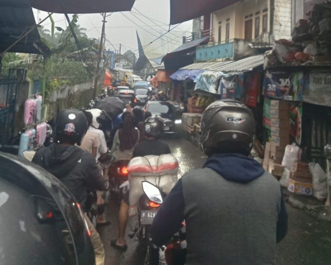 Kemacetan Parah di Pasar Cisarua Kabupaten Bogor