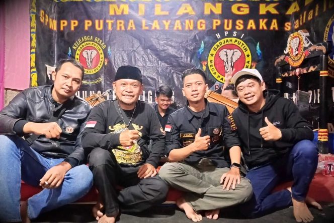Ketua Umum Paguron Gadjah Putih Putra Layang Pusaka (GPMPP PLP) beserta jajaran.