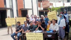 Warga RW 11 Rumah Deret Taman Sari Bandung saat konferensi pers terkait kebijakan baru dari UPTD Rusunawa.