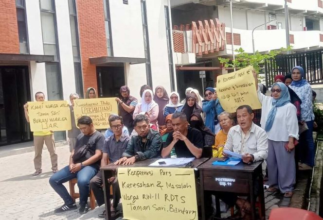 Warga RW 11 Rumah Deret Taman Sari Bandung saat konferensi pers terkait kebijakan baru dari UPTD Rusunawa.
