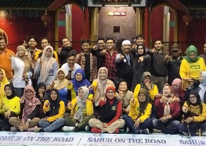 Aksi Nyata Baksos’e Suroboyo dalam Sahur On The Road Bagi Warga Surabaya yang Mencari Nafkah