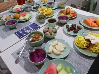 HARRIS Ciumbuleuit Bandung menghadirkan promo iftar terbaru bertajuk “Ramadan Kalcer – Bukber Sawaregna!”.