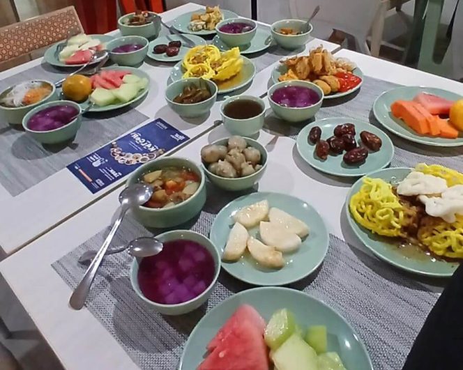 HARRIS Ciumbuleuit Bandung menghadirkan promo iftar terbaru bertajuk “Ramadan Kalcer – Bukber Sawaregna!”.