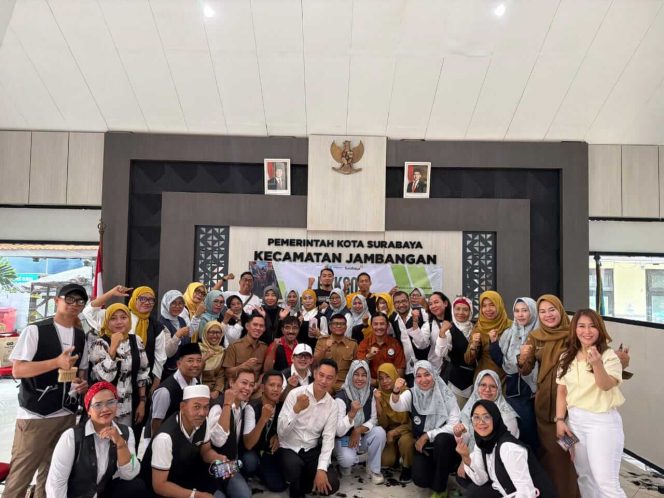 Potong Rambut Gratis Kolaborasi Kecamatan dan Baksos’e Suroboyo serta Ngasal sambut Hari Raya Idul Fitri Bantu Warga Tampil Rapi