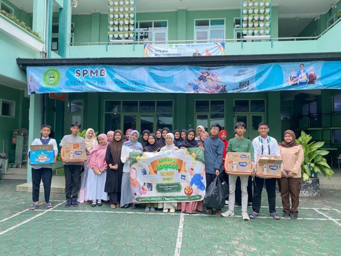 SMK PROFITA Bandung Menggelar Bakti Sosial Pembagian Sembako Kepada Warga Sekitar