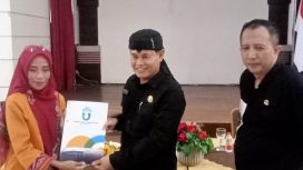 Penyerahan SK Plt kepala sekolah SMAN 11 Bandung dari Muhamad Hatta kepada Dhiah Kuswarini.