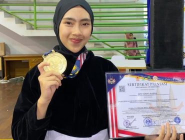Siswi SMK Kesehatan Bhakti Kencana Cimahi, Siti Tarisa Rahma, kelas 11 program Keahlian Asisten Keperawatan.