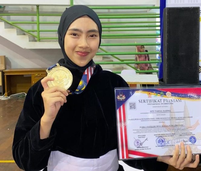 Siswi SMK Kesehatan Bhakti Kencana Cimahi, Siti Tarisa Rahma, kelas 11 program Keahlian Asisten Keperawatan.