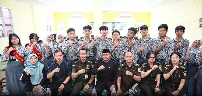 Jaksa Masuk Sekolah Bangun Generasi Muda Taat Hukum di SMAN 4 Cimahi