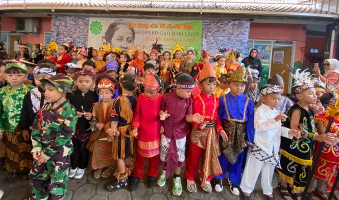 Festival Busana Daerah dan Busana Profesi Siswa PG-TK Al Fithroh Memperingati Hari Kartini