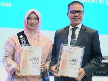 Bupati Bandung Kang Dadang Supriatna bersama Bunda PAUD Kabupaten Bandung Hj. Emma Dety Permanawati.