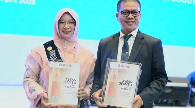  Bupati Bandung Kang Dadang Supriatna bersama Bunda PAUD Kabupaten Bandung Hj. Emma Dety Permanawati.