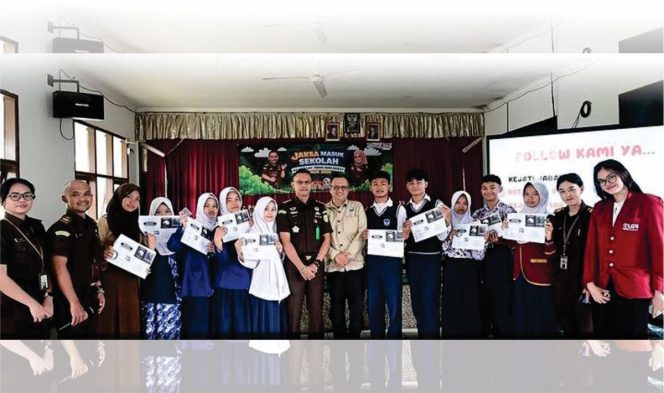 Kejati Jabar Gelar Kegiatan Penyuluhan Hukum Jaksa Masuk Sekolah di SMPN 1 Padalarang
