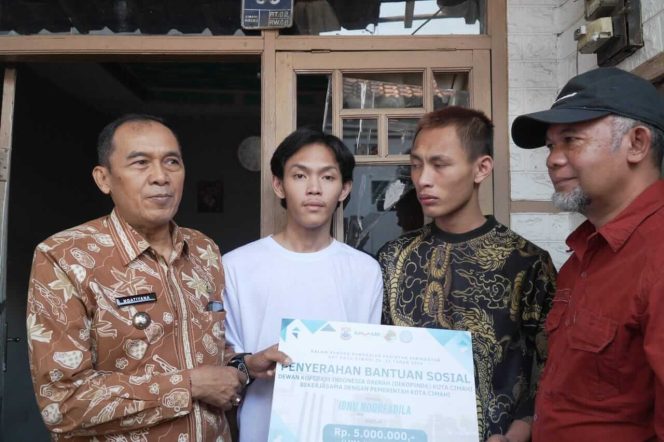 Home Visit dan Penyerahan Bantuan Sosial kepada PPKS di Kelurahan Baros dan Kelurahan Padasuka