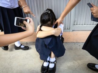 Ilustrasi kasus perundungan anak akibat bullying dari teman sekolah.