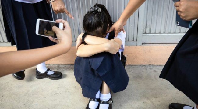 Ilustrasi kasus perundungan anak akibat bullying dari teman sekolah.