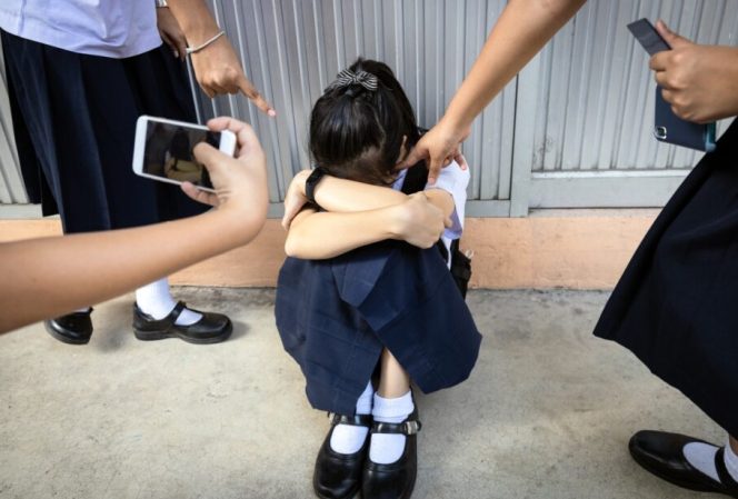 Ilustrasi kasus perundungan anak akibat bullying dari teman sekolah.