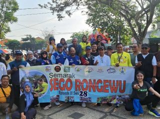 Kegiatan sosial Sego Rongewu Episode 3 Seri ke-28 di Taman Cahaya Kecamatan Pakal.