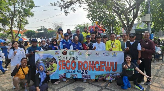 Kegiatan sosial Sego Rongewu Episode 3 Seri ke-28 di Taman Cahaya Kecamatan Pakal.