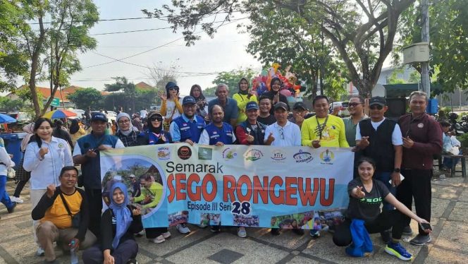 Kegiatan sosial Sego Rongewu Episode 3 Seri ke-28 di Taman Cahaya Kecamatan Pakal.