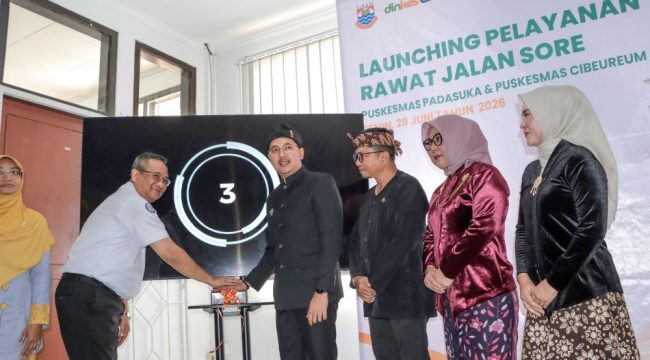 Peresmian peluncuran layanan Rawat Jalan Sore di Puskesmas Padasuka dan Puskesmas Cibeureum.