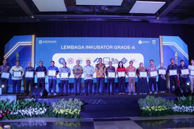 Lembaga Inkubator Grade A.