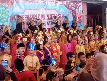 Pelepasan dan Pentas Seni PG/TK Al Fithroh.