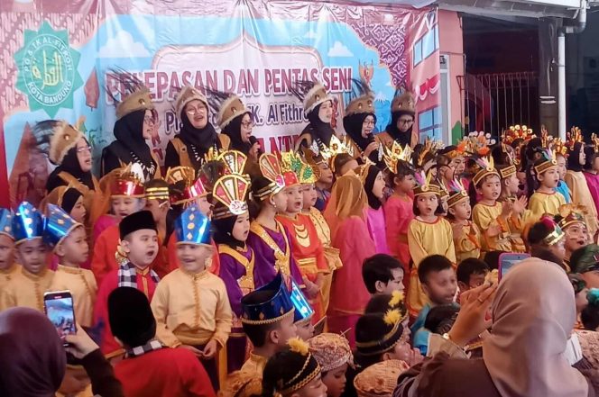 Pelepasan dan Pentas Seni PG/TK Al Fithroh.