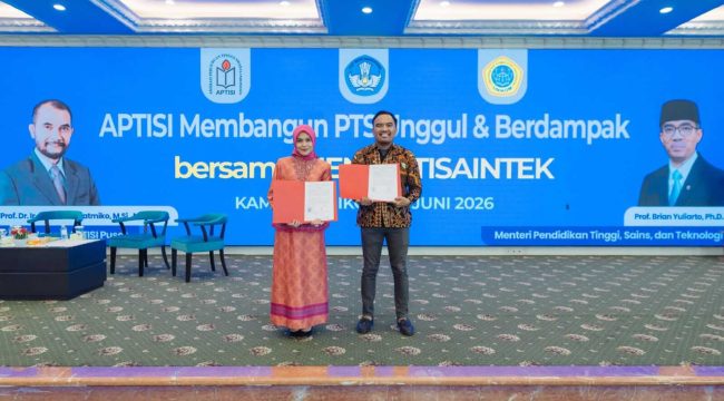 Direktur Politeknik Praktisi Bandung, Muhammad Yusuf, S.Sos., M.M., dan Rektor UKB Palembang, Dr. dr. Fika Minata Wathan, M.Kes.