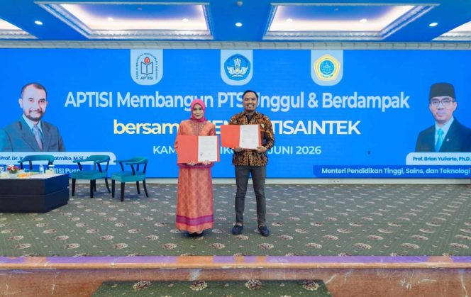 Direktur Politeknik Praktisi Bandung, Muhammad Yusuf, S.Sos., M.M., dan Rektor UKB Palembang, Dr. dr. Fika Minata Wathan, M.Kes.