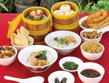 Bubur Malam Ang’Sory, sebuah sajian malam yang menggabungkan kehangatan bubur premium, kelezatan dimsum autentik, serta pilihan topping seafood dan daging berkualitas di HARRIS Café.