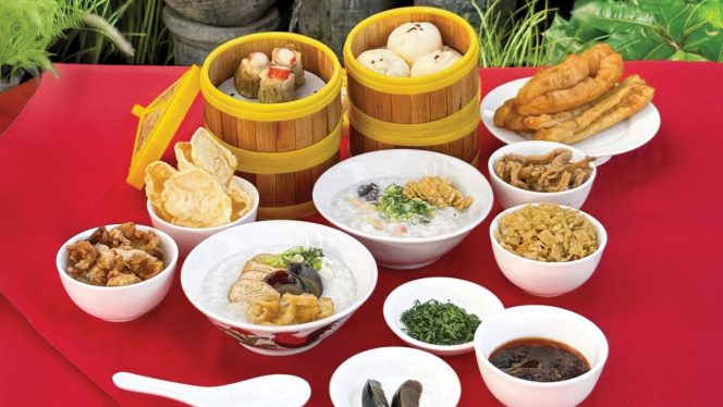 Bubur Malam Ang’Sory, sebuah sajian malam yang menggabungkan kehangatan bubur premium, kelezatan dimsum autentik, serta pilihan topping seafood dan daging berkualitas di HARRIS Café.