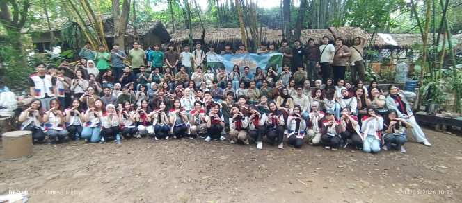 Teach for Indonesia Student Community BINUS Bandung Gelar Sosialisasi dan Penanaman Pohon di Cikapundung