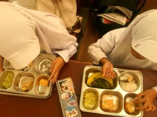 Ilustrasi: Siswa menyantap paket menu Program Makan Bergizi Gratis (MBG) di SDN 1 Babadan, Tulungagung, Jawa Timur, Selasa (16/5/2026). ANTARA.