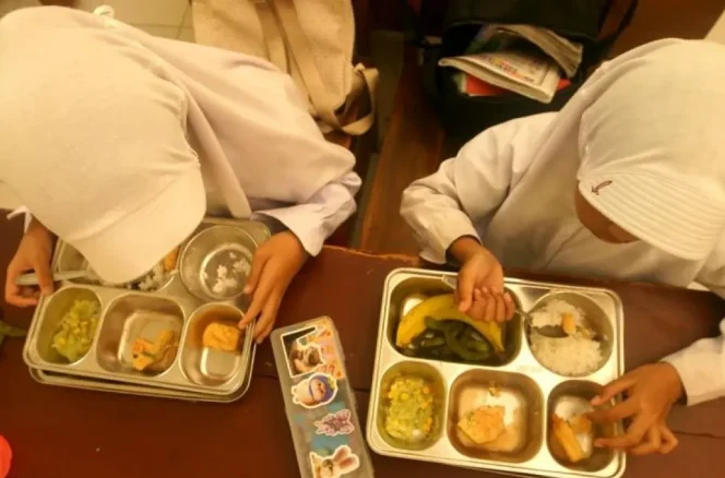 Ilustrasi: Siswa menyantap paket menu Program Makan Bergizi Gratis (MBG) di SDN 1 Babadan, Tulungagung, Jawa Timur, Selasa (16/5/2026). ANTARA.
