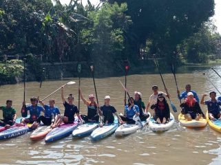 Sekolah Stand Up Paddle (SUP) Surabaya, menjadi langkah baru dalam pengembangan olahraga air di Kota Pahlawan.