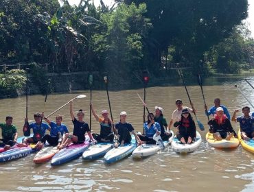 Sekolah Stand Up Paddle (SUP) Surabaya, menjadi langkah baru dalam pengembangan olahraga air di Kota Pahlawan.