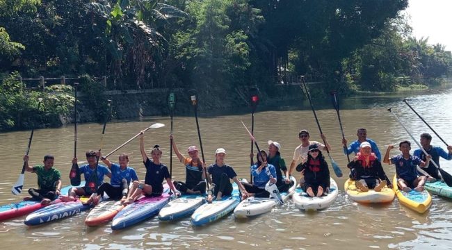 Sekolah Stand Up Paddle (SUP) Surabaya, menjadi langkah baru dalam pengembangan olahraga air di Kota Pahlawan.