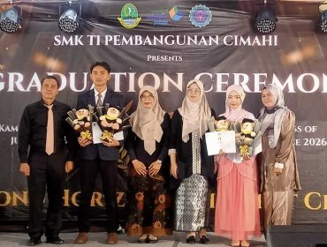 Pelepasan siswa kelas XII SMK TI Pembangunan Cimahi dengan tagline