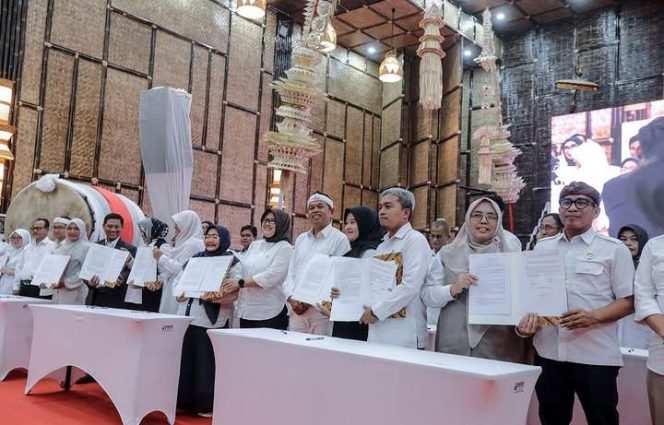 SMA dan SMK swasta di Jawa Barat menyatakan komitmen dan dukungannya terhadap program beasiswa yang digulirkan Gubernur Jawa Barat.