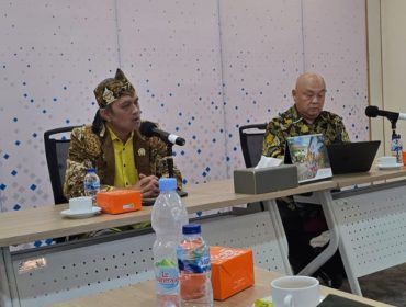 Ketua FKSS Jawa Barat Ade D. Hendriana, S.H., saat menyampaikan terkait Penambahan Kuota di Sekolah Negeri.