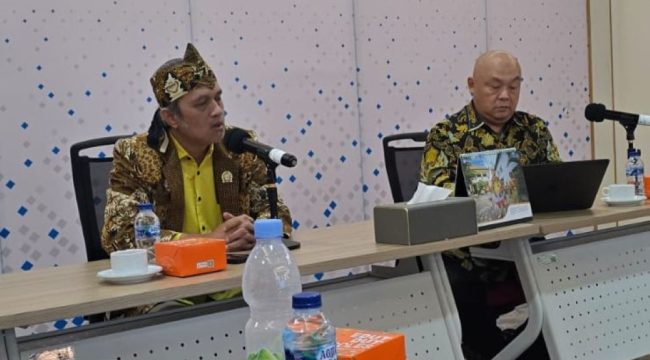 Ketua FKSS Jawa Barat Ade D. Hendriana, S.H., saat menyampaikan   terkait Penambahan Kuota di Sekolah Negeri.