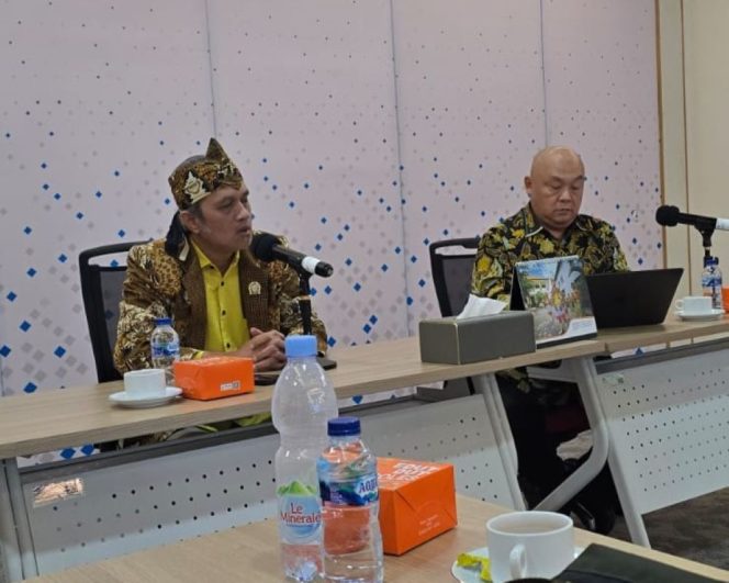 Ketua FKSS Jawa Barat Ade D. Hendriana, S.H., saat menyampaikan   terkait Penambahan Kuota di Sekolah Negeri.