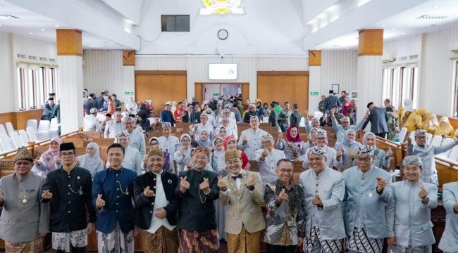 Pemerintah Kota Cimahi memperingati Hari Jadi ke-25 Kota Cimahi dengan menggelar upacara di Lapangan Alun-Alun Kota Cimahi.