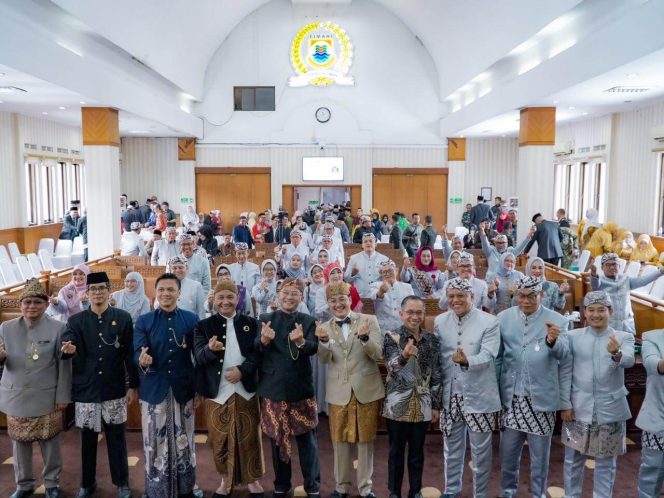 Pemerintah Kota Cimahi memperingati Hari Jadi ke-25 Kota Cimahi dengan menggelar upacara di Lapangan Alun-Alun Kota Cimahi.