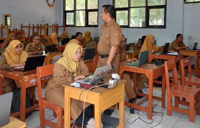 Kegiatan Uji Kompetensi Guru yang diikuti oleh guru dari berbagai satuan pendidikan di Kabupaten Subang.