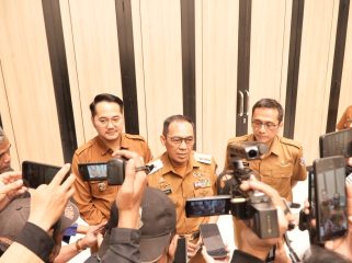 Wali Kota Cimahi Ngatiyana saat diwawancara awak media.
