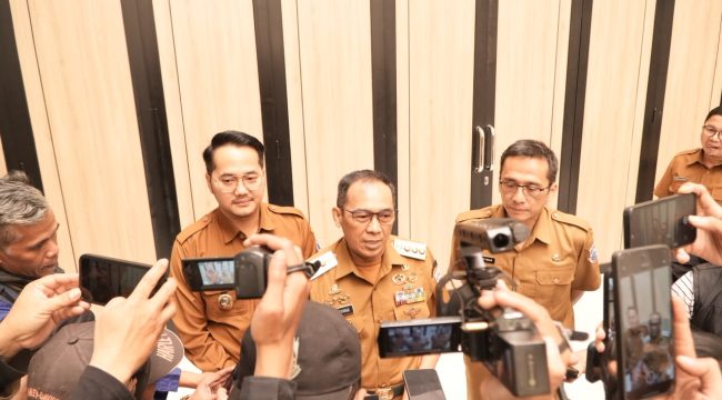Wali Kota Cimahi Ngatiyana saat diwawancara awak media.