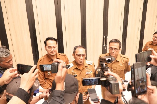 Wali Kota Cimahi Ngatiyana saat diwawancara awak media.